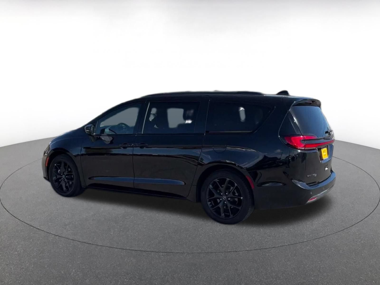 Used 2025 Chrysler Pacifica Limited FWD image 9