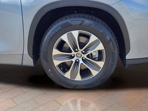 Used 2023 Toyota Highlander XLE FWD image 6
