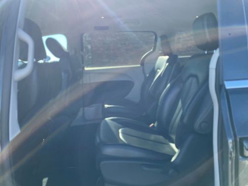 Used 2023 Chrysler Pacifica Touring-L image 27