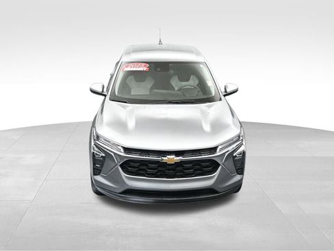 Used 2025 Chevrolet Trax LS w/ LS Convenience Package FWD image 39