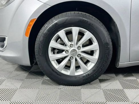 Used 2019 Chrysler Pacifica Touring-L FWD image 32