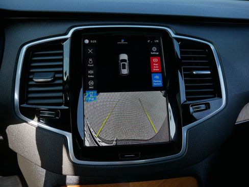 Certified 2023 Volvo XC90 T8 Plus AWD/4WD image 19