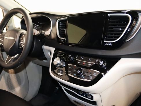 Used 2024 Chrysler Pacifica Touring-L image 57