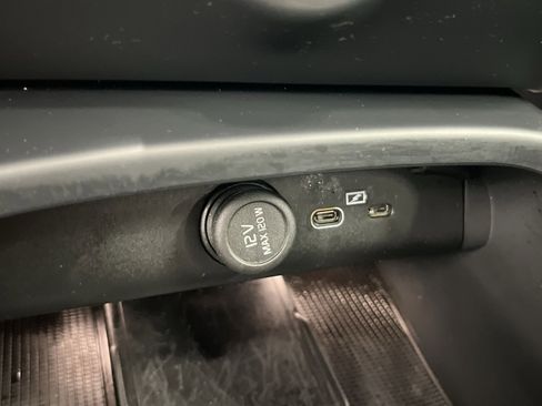 Used 2024 Volvo XC40 B5 Core w/ Climate Package image 29