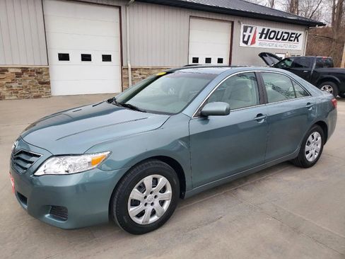 Used 2011 Toyota Camry LE image 3
