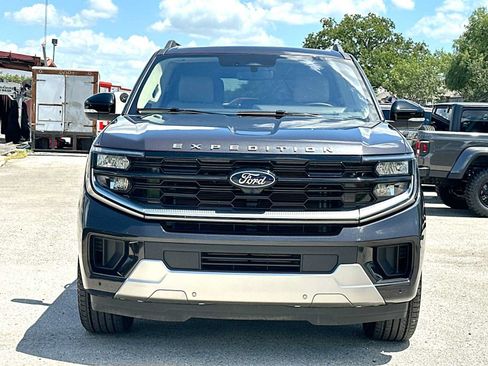 Used 2025 Ford Expedition Platinum w/ Driver's Package AWD/4WD image 10