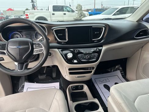 Used 2017 Chrysler Pacifica Touring image 13