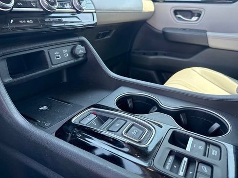 Used 2025 Honda Pilot Touring image 13