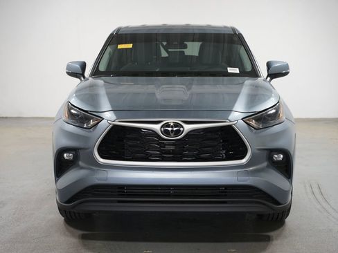 Certified 2024 Toyota Highlander LE FWD image 2