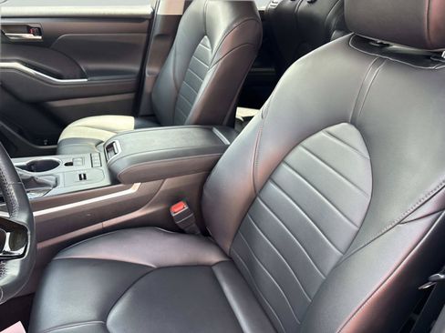 Used 2020 Toyota Highlander XLE AWD/4WD image 24