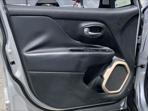 Used 2017 Jeep Renegade Limited image 21