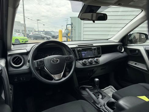 Used 2017 Toyota RAV4 LE AWD/4WD image 9