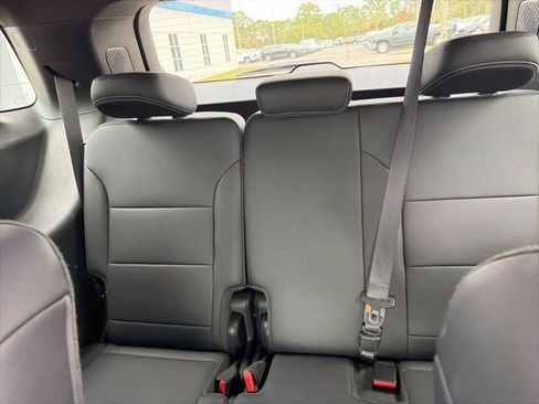 Used 2025 Chevrolet Traverse LT image 11