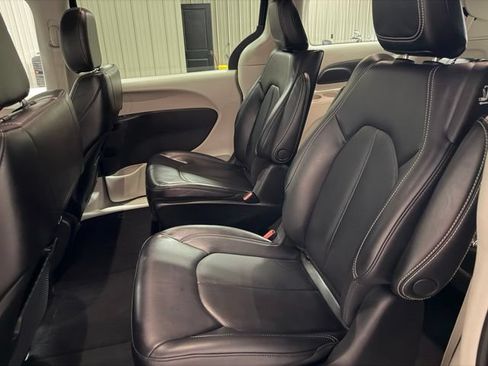 Used 2023 Chrysler Pacifica Touring-L FWD image 18
