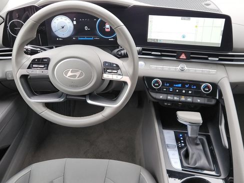 Used 2025 Hyundai Elantra SEL FWD image 24