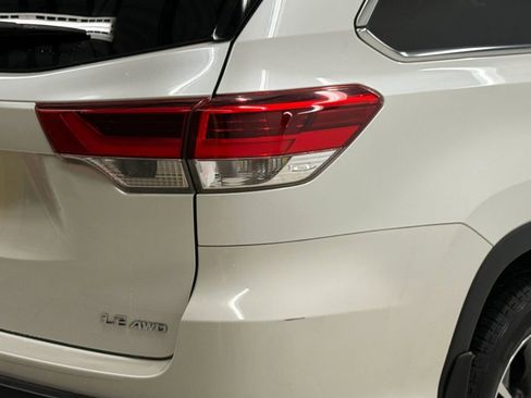 Used 2017 Toyota Highlander Plus w/ Carpet Mat Package AWD/4WD image 10