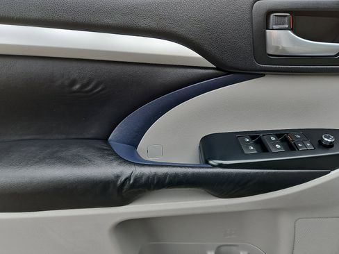 Used 2016 Toyota Highlander XLE image 12