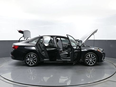 Used 2025 Volkswagen Jetta SE FWD image 31