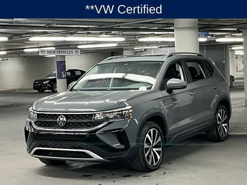 Used 2023 Volkswagen Taos SE w/ Panoramic Sunroof Package image 3