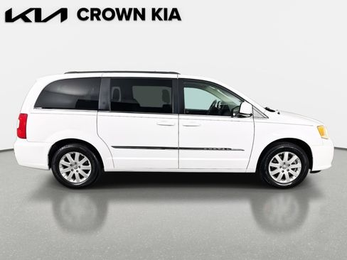 Used 2014 Chrysler Town & Country Touring image 4