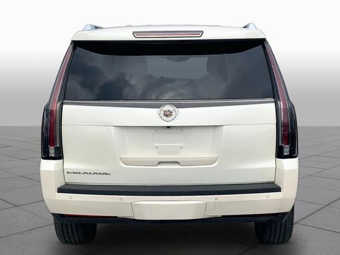 Used 2015 Cadillac Escalade Luxury RWD image 4