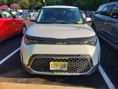 Used 2024 Kia Soul LX w/ Option Group 015 FWD image 2