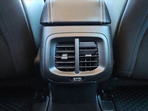 Used 2018 Jeep Cherokee Latitude w/ Cold Weather Group image 16