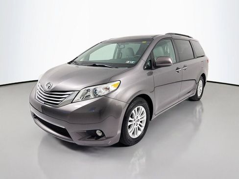 Used 2015 Toyota Sienna XLE image 3