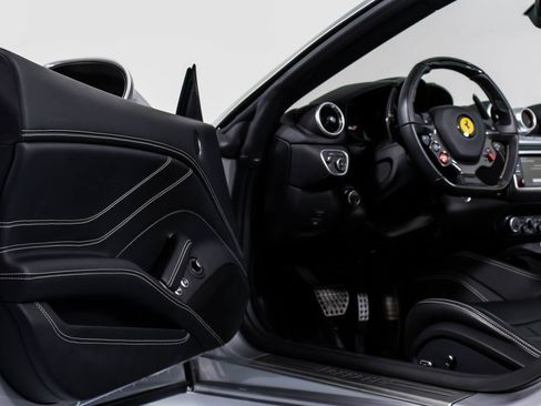 Used 2016 Ferrari California T image 34