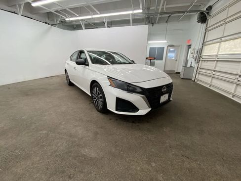 Used 2025 Nissan Altima 2.5 SV FWD image 8