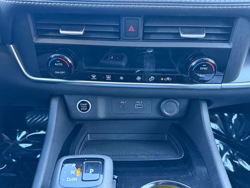 Used 2023 Nissan Rogue SV image 17