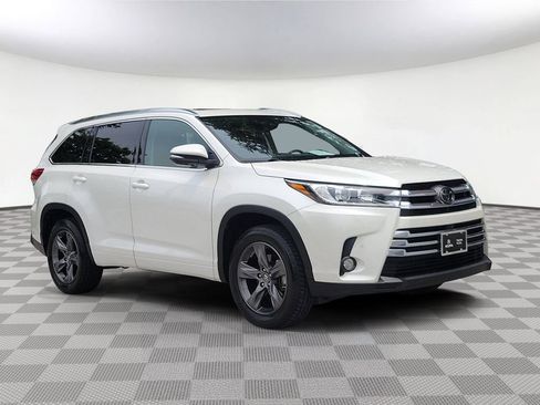 Used 2018 Toyota Highlander Limited Platinum FWD image 2
