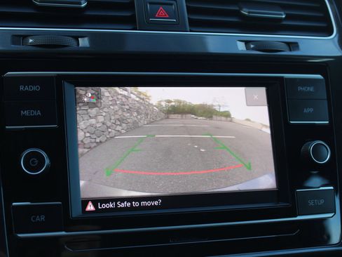 Used 2018 Volkswagen Golf S image 34