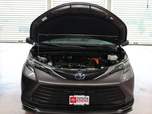 Used 2024 Toyota Sienna LE AWD/4WD image 14