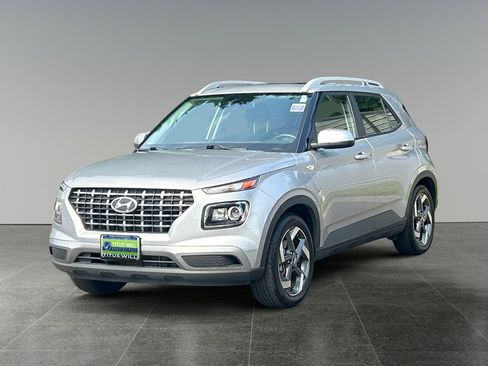 Used 2025 Hyundai Venue SEL FWD image 3