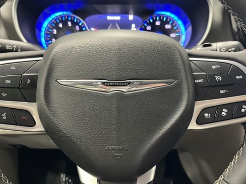 Used 2024 Chrysler Pacifica Touring-L FWD image 15