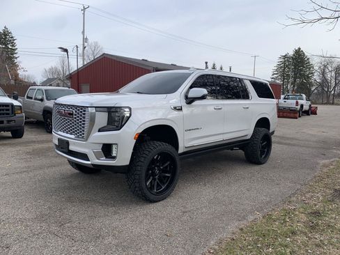Used 2021 GMC Yukon XL Denali w/ Denali Premium Package AWD/4WD image 3
