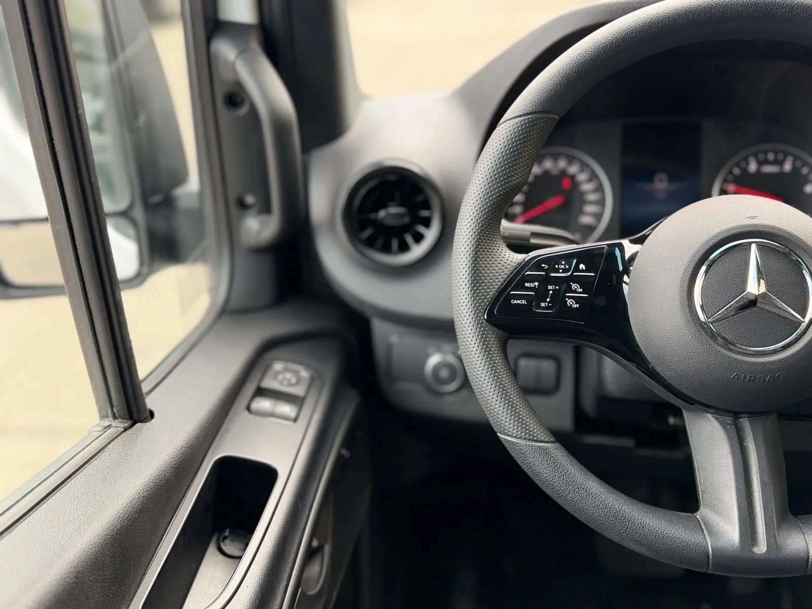 Used 2025 Mercedes-Benz Sprinter 2500 image 20