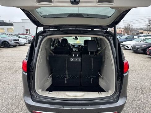 Used 2018 Chrysler Pacifica Touring-L image 14