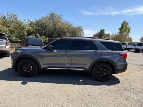 Used 2021 Ford Explorer XLT w/ Equipment Group 202A AWD/4WD image 2