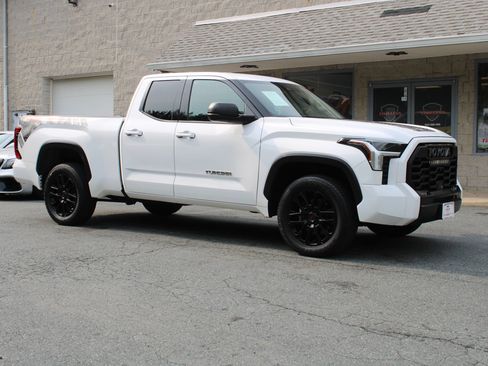 Used 2022 Toyota Tundra SR5 w/ SR5 Premium Package AWD/4WD image 2