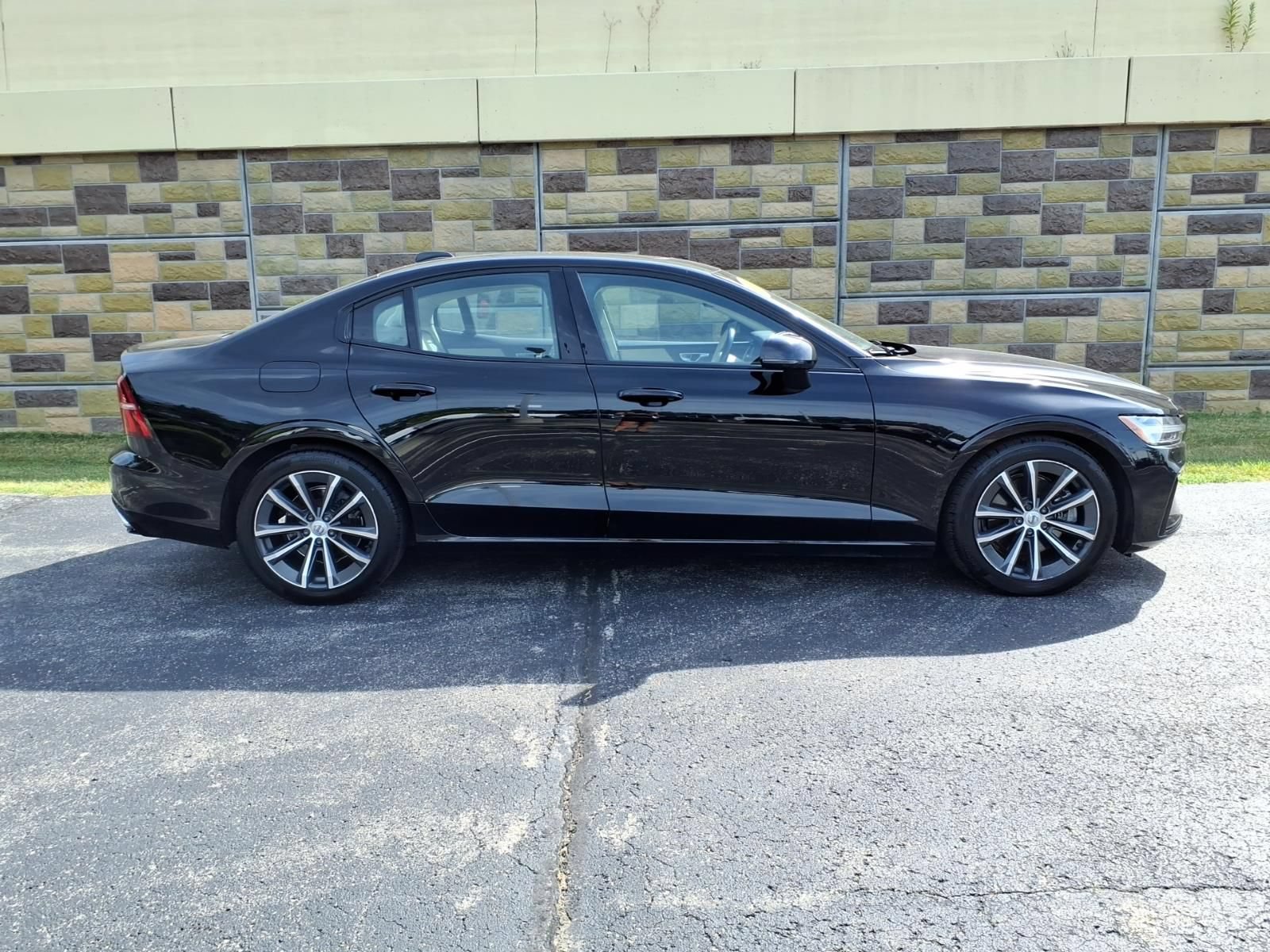 Used 2022 Volvo S60 B5 Momentum AWD/4WD image 11