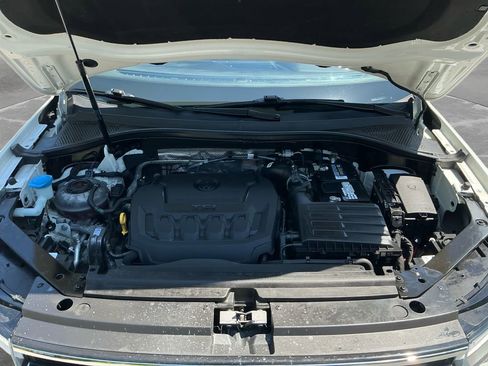 Used 2022 Volkswagen Tiguan SE w/ Panoramic Sunroof Package AWD/4WD image 18