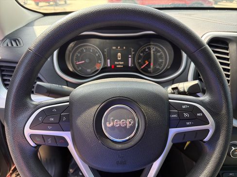 Used 2014 Jeep Cherokee Sport FWD image 14