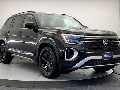 Certified 2025 Volkswagen Atlas Peak Edition SE image 1
