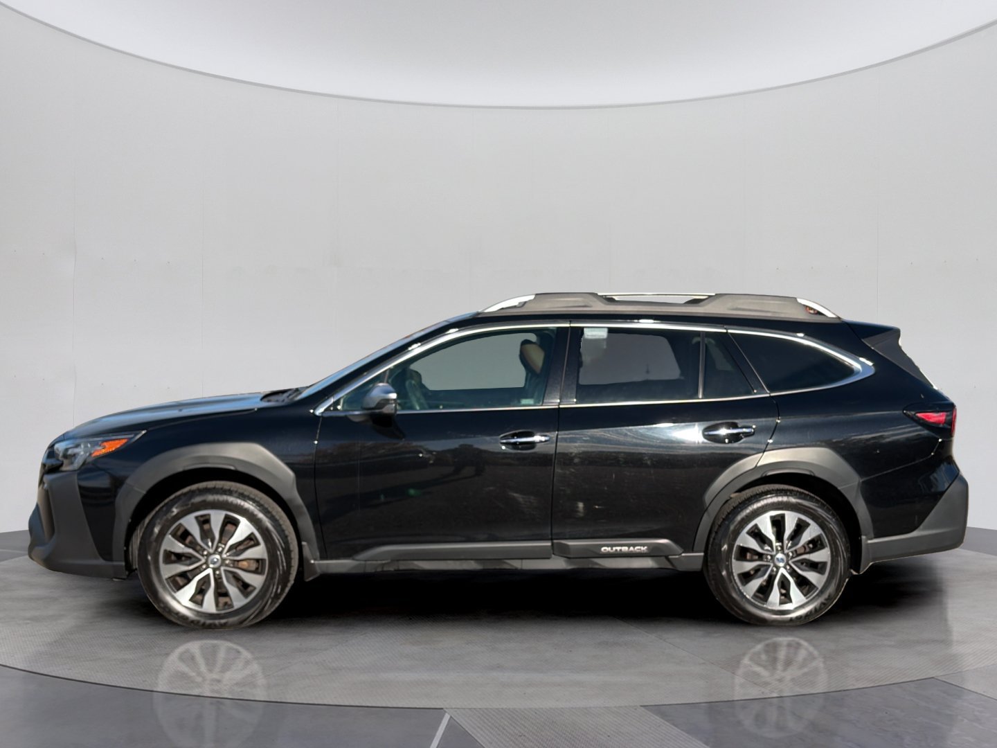 Used 2024 Subaru Outback Touring XT AWD/4WD image 2