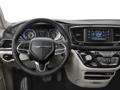 Used 2017 Chrysler Pacifica Limited FWD image 10