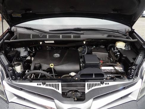 Used 2019 Toyota Sienna SE Premium FWD image 30