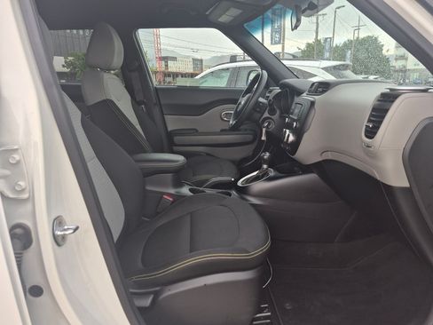 Used 2016 Kia Soul + FWD image 28