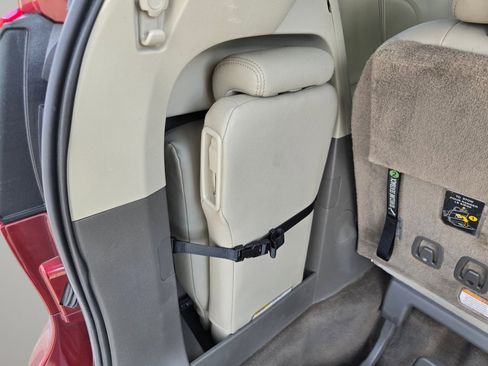 Used 2016 Toyota Sienna XLE Premium FWD image 32